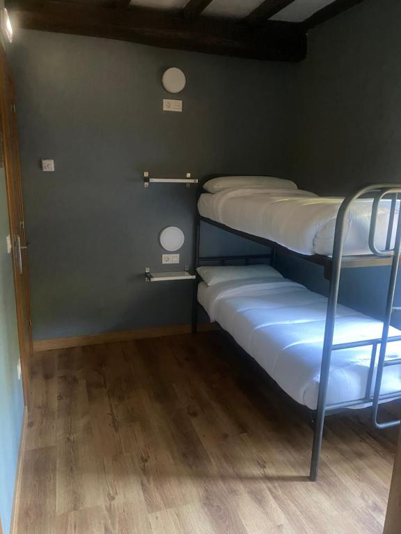 Postel nebo postele na pokoji v ubytování Albergue de Arrojo
