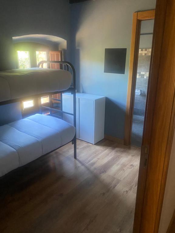 Postel nebo postele na pokoji v ubytování Albergue de Arrojo