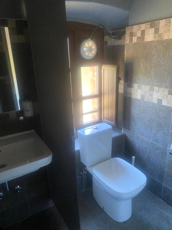 Koupelna v ubytování Albergue de Arrojo