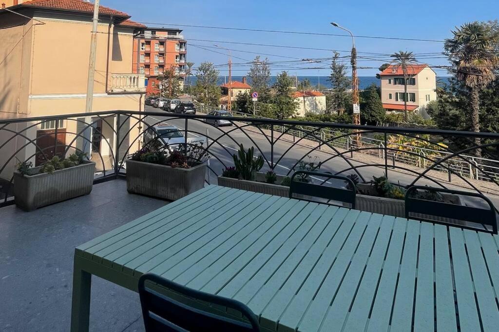 A balcony or terrace at Casa Visconti, Bordighera, vista mare