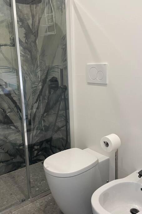 A bathroom at Casa Visconti, Bordighera, vista mare