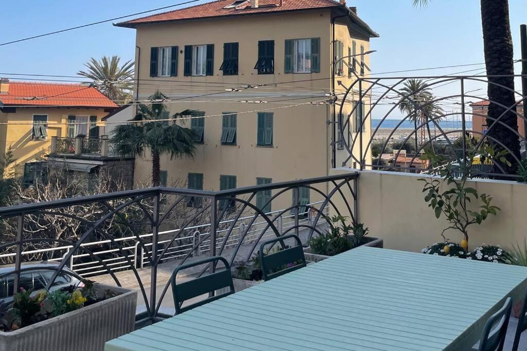 A balcony or terrace at Casa Visconti, Bordighera, vista mare