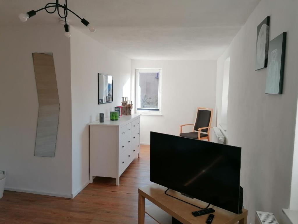 Kuchyň nebo kuchyňský kout v ubytování FeWo im Lehm-Fachwerkhaus Erfurt mit 3 einzelnen Schlafzimmern je mit TV