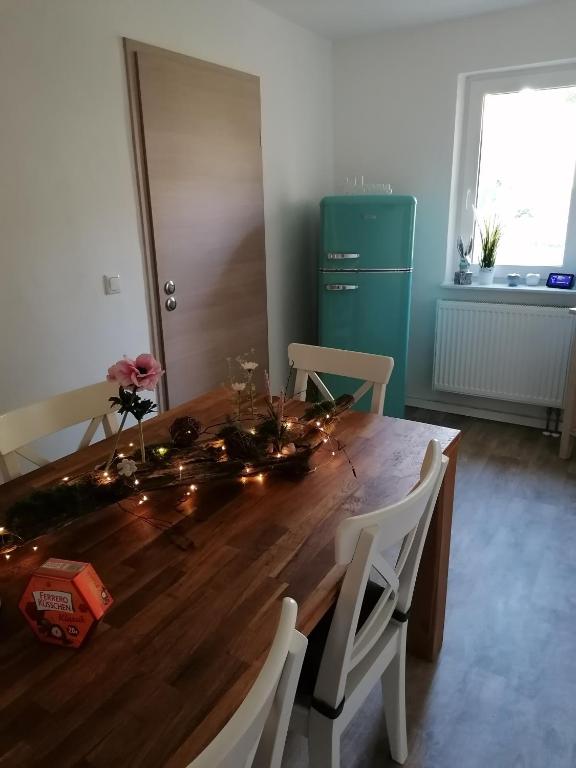 Kuchyň nebo kuchyňský kout v ubytování FeWo im Lehm-Fachwerkhaus Erfurt mit 3 einzelnen Schlafzimmern je mit TV