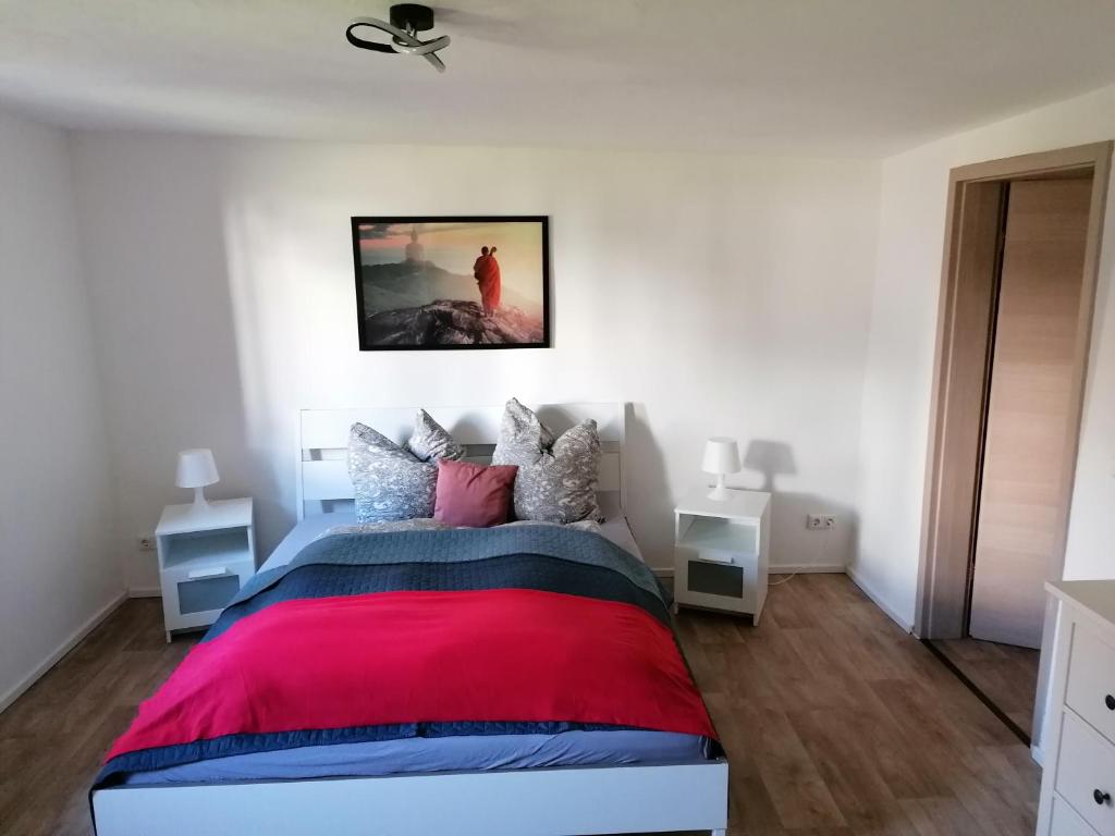 Postel nebo postele na pokoji v ubytování FeWo im Lehm-Fachwerkhaus Erfurt mit 3 einzelnen Schlafzimmern je mit TV