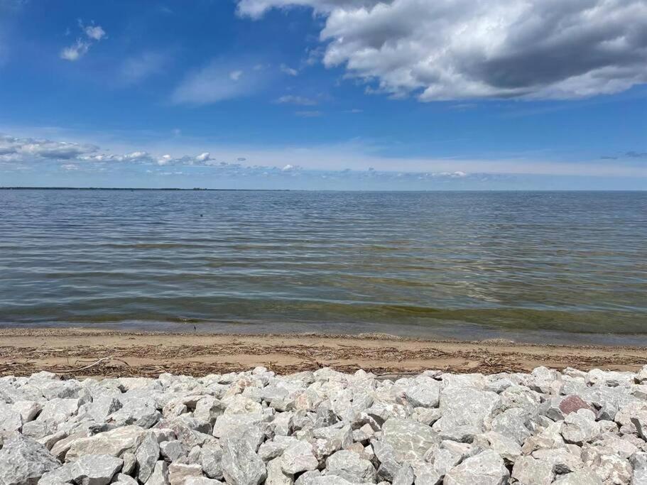 une grande étendue d'eau avec des rochers sur le rivage dans l'établissement Waterfront Cottage near Lambeau and Door County!, à Green Bay