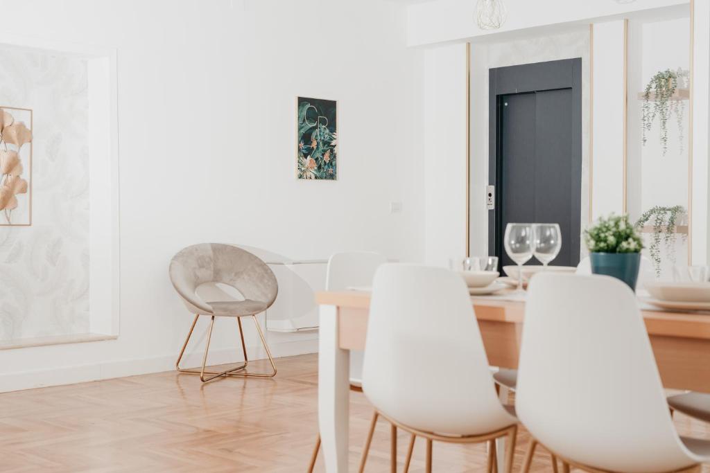 A seating area at Vista Napoli Residence by Casa Napoletana