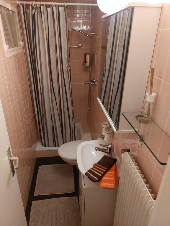 Koupelna v ubytování Joli studio avec terrasse et vue EXCLUSIVEMENT POUR NON FUMEURS
