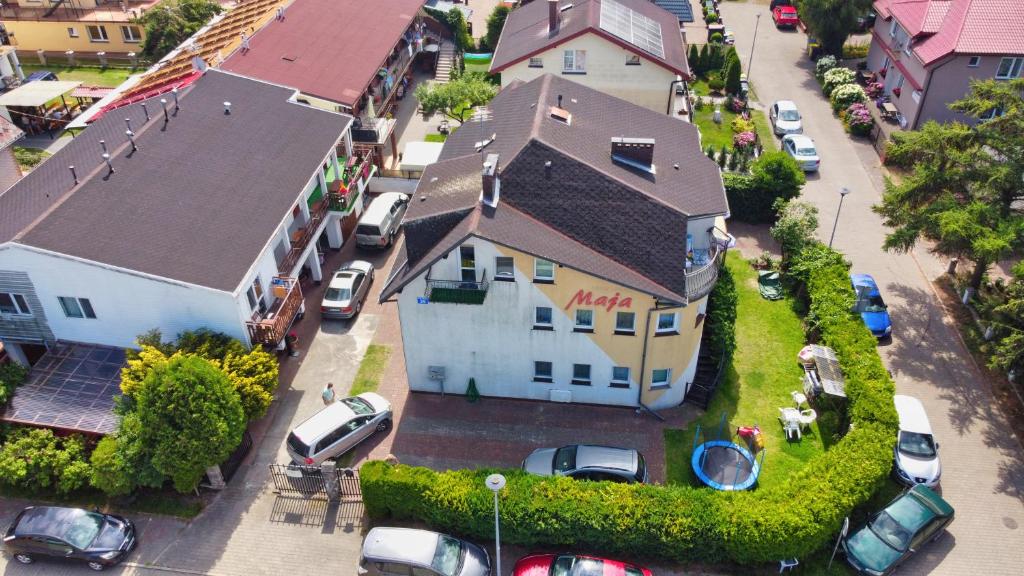 an aerial view of a house with cars parked in a parking lot at Dom wczasowy Maja in Dźwirzyno