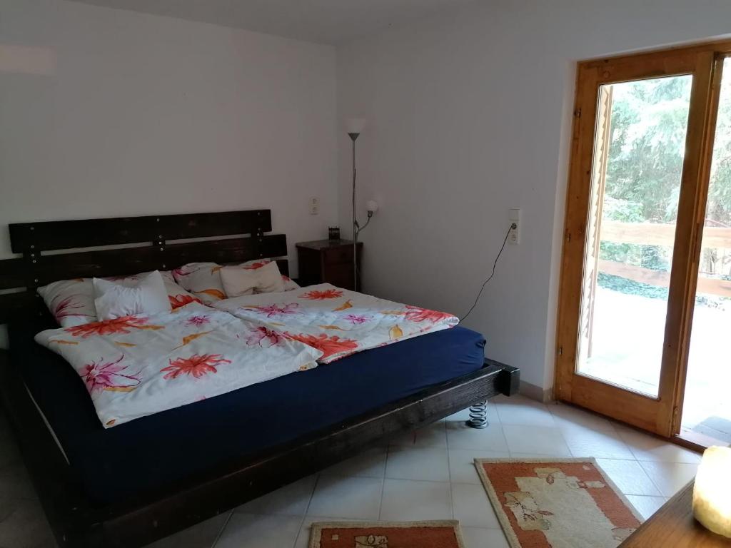 1 dormitorio con 1 cama con edredón azul en Parraghegy Apartman, en Zalaszántó