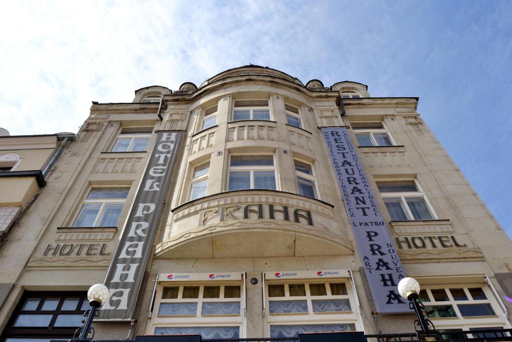 een gebouw met een bord aan de voorkant bij Hotel Praha Liberec in Liberec