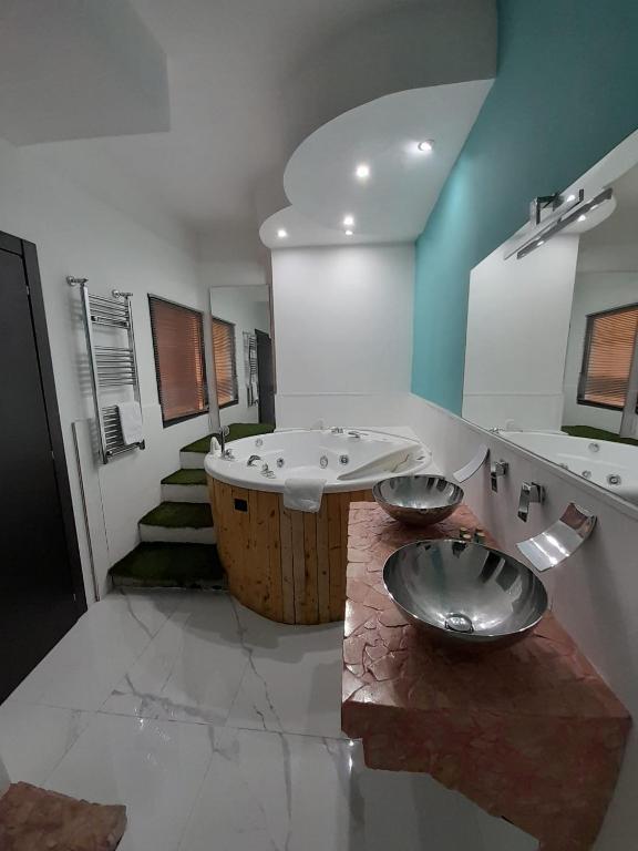 Tiffany & Mayfair Lifestyle Suites by Babylon Stay - Superior Queen Room