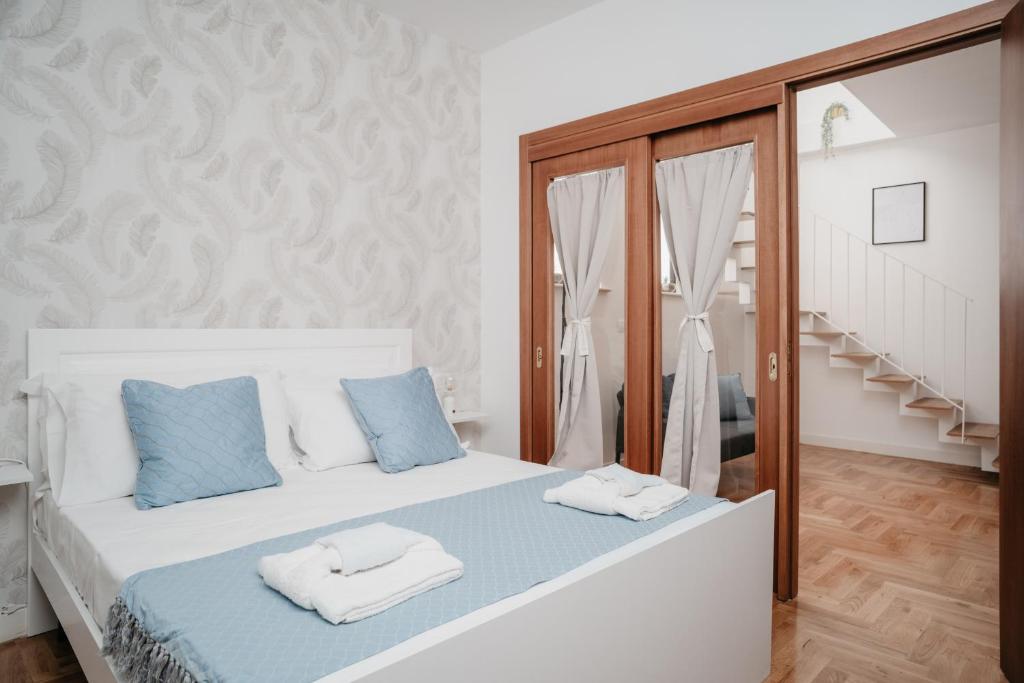 A bed or beds in a room at Vista Napoli Residence by Casa Napoletana
