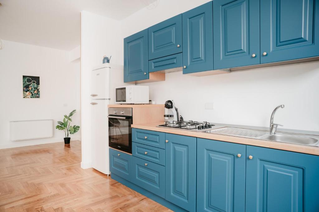 A kitchen or kitchenette at Vista Napoli Residence by Casa Napoletana