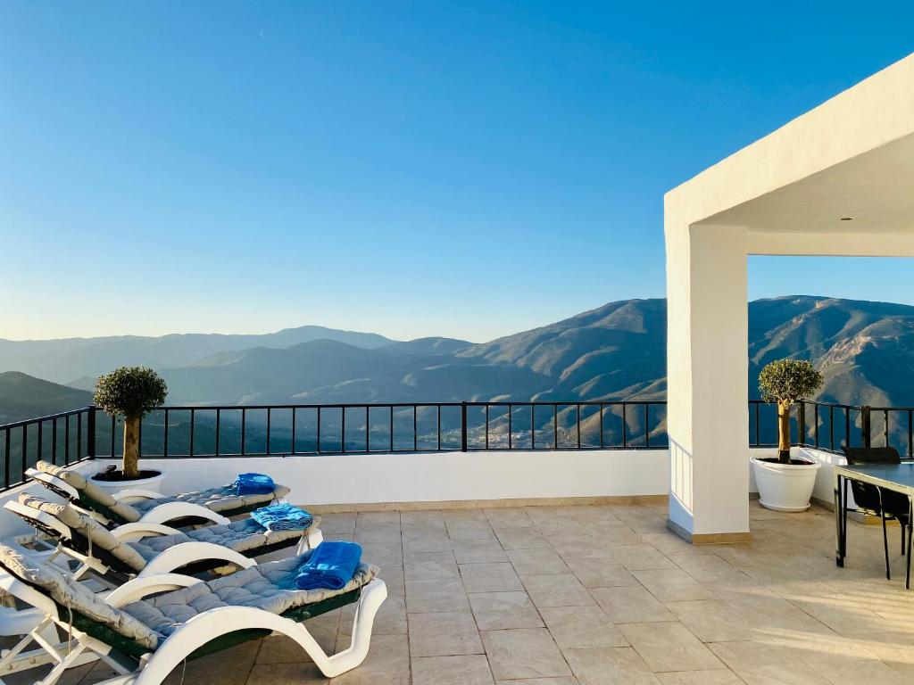 balcón con sillas y vistas a las montañas en Casa Rif, en Cáñar