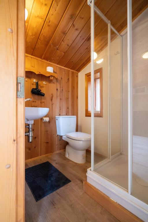 Ένα μπάνιο στο Hengifosslodge Skáldahús