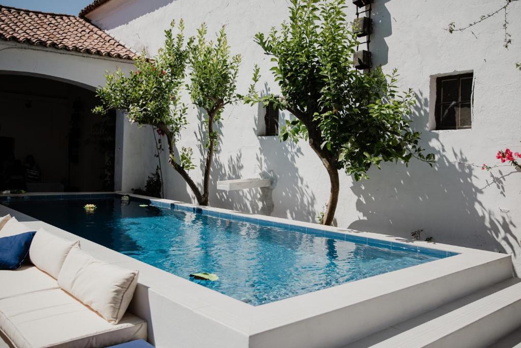 a swimming pool in the backyard of a house at Casa Pereirinha \ Pateo House in Vidigueira