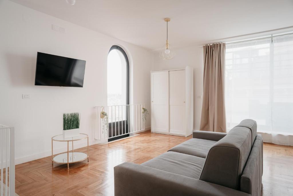 A television and/or entertainment centre at Vista Napoli Residence by Casa Napoletana
