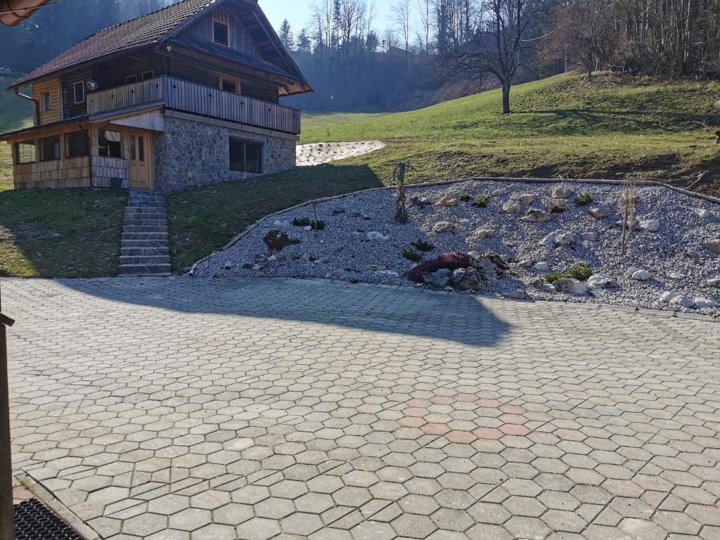 Budova, kde se chata nachází