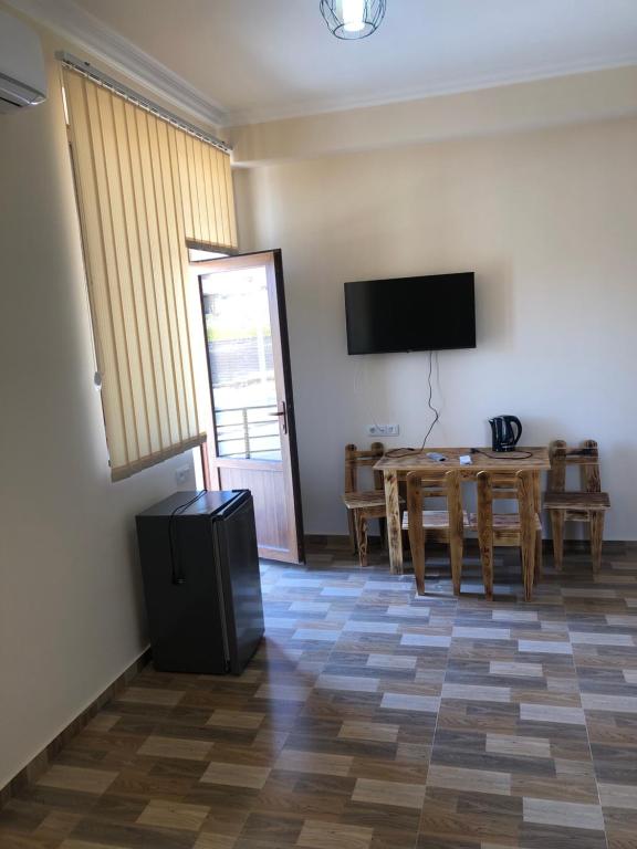 TV a/nebo společenská místnost v ubytování Nigatun Hotel