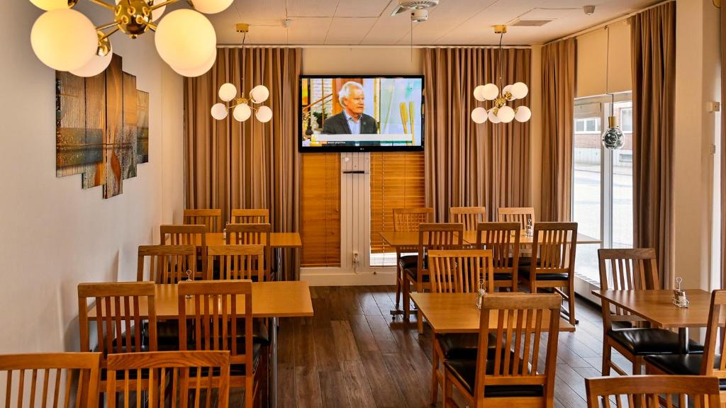 Televisyen dan/atau pusat hiburan di Hotel Amadeus by First