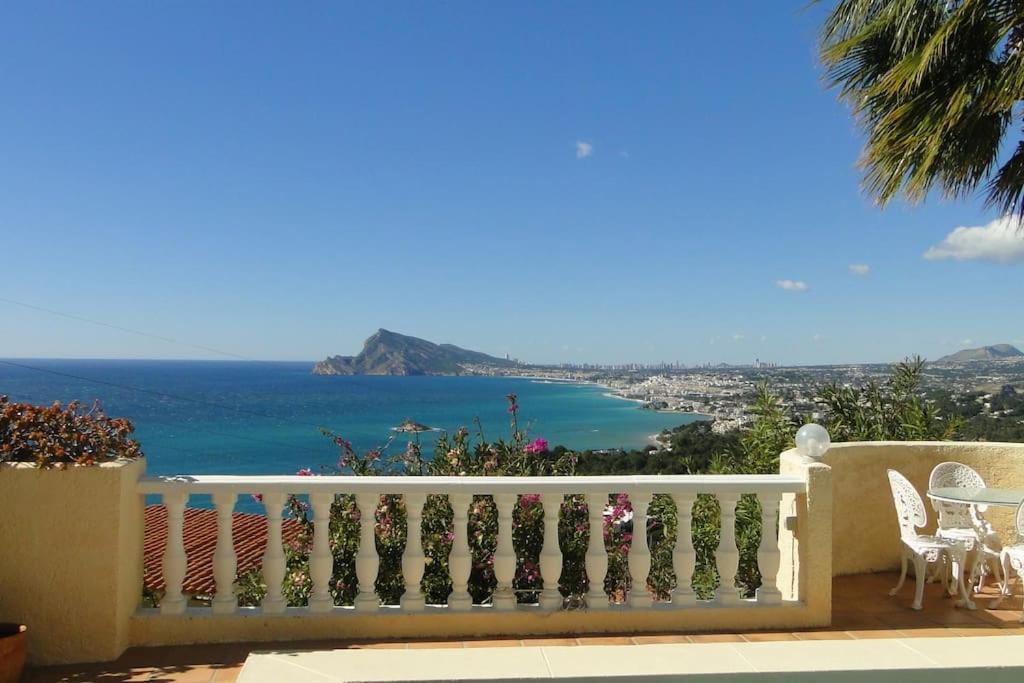 uma varanda com vista para o oceano em VILLA ALTEA HILLS, vue mer, piscine chauffée, WIFI em Alicante