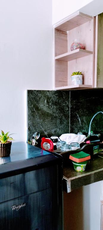 Kuchyň nebo kuchyňský kout v ubytování Khalisee Homes Studio Apartment 2