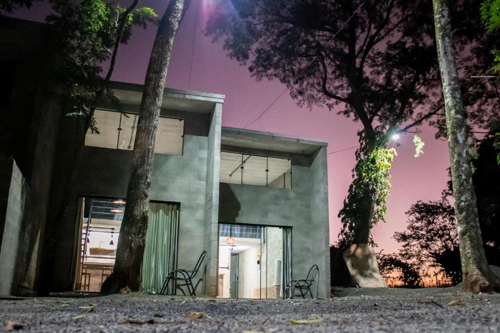 un edificio con árboles delante en Loft com vista para mata!, en Foz do Iguaçu