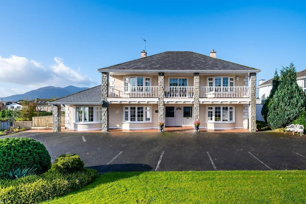 a large house with a large parking lot at Naughtons Villa in Killarney