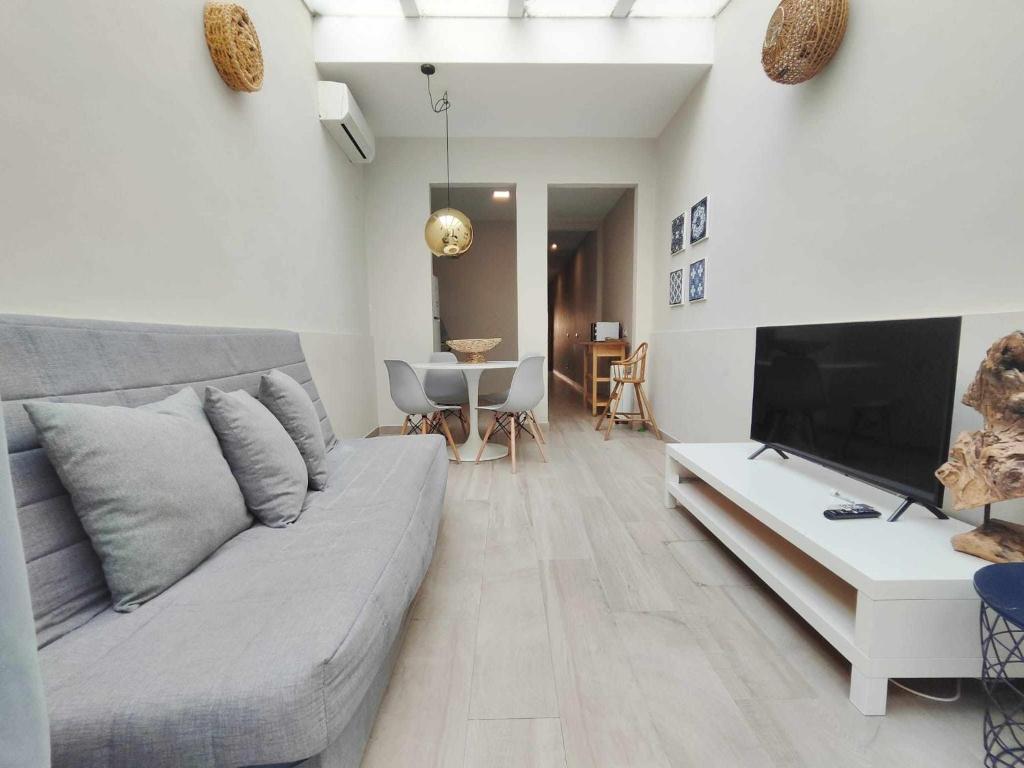 A television and/or entertainment centre at Mazi Apartments Chic