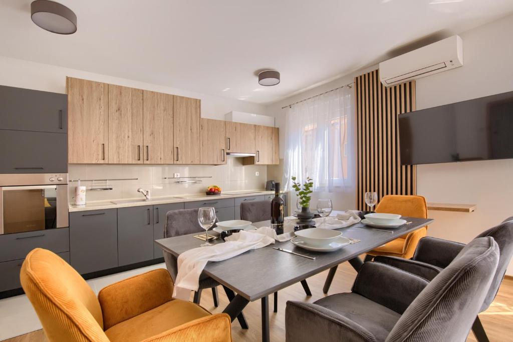 een keuken en eetkamer met een tafel en stoelen bij Apartment Sophia in Medulin