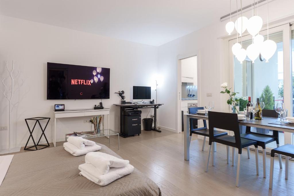 Seven Luxury Apartment Parioli tesisinde bir televizyon ve/veya eğlence merkezi