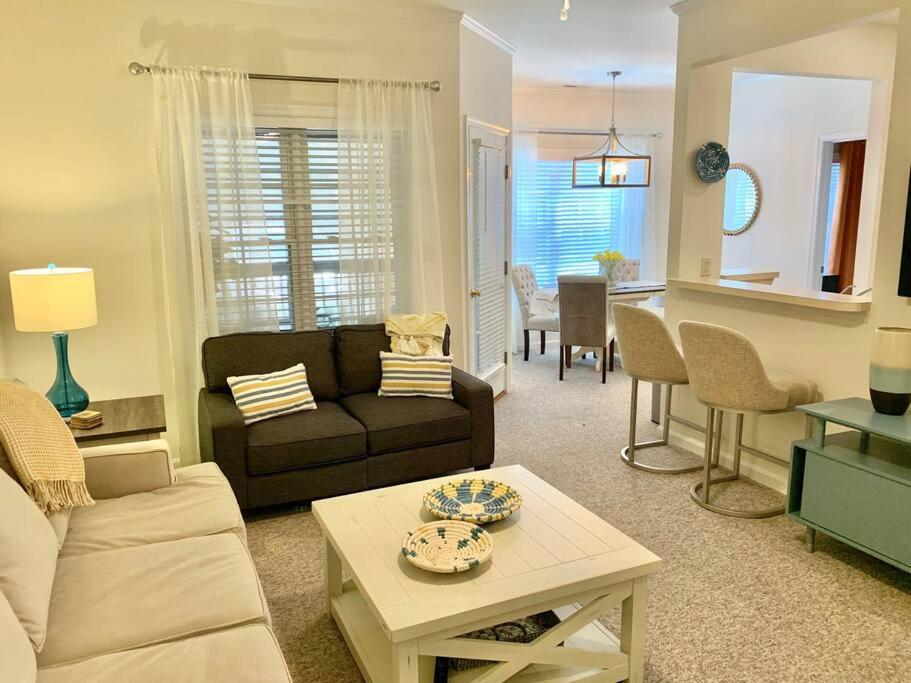 - un salon avec un canapé et une table dans l'établissement Beach perfect getaway 2 bedroom apartment, à Rehoboth Beach