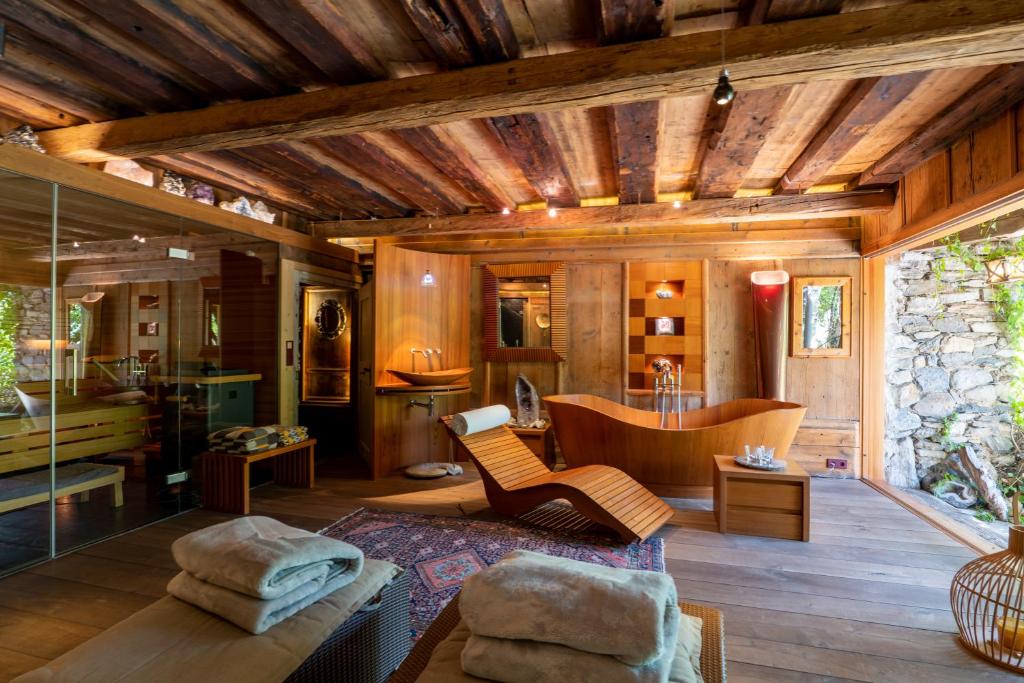 una sala de estar con paredes de madera y techo de madera. en Luxus Chalet Mühlermoos en Ramsau im Zillertal