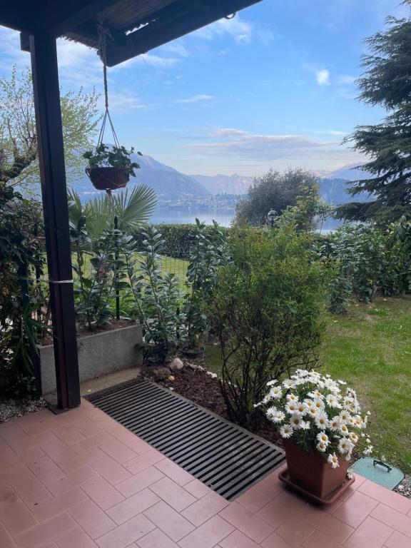 d'une terrasse avec vue sur l'eau. dans l'établissement Lallas Home with garden and lake view, à Varenna