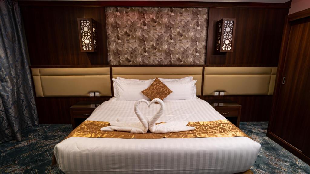 um quarto de hotel com uma cama com duas toalhas em فندق جاردن فيو em Tabuk