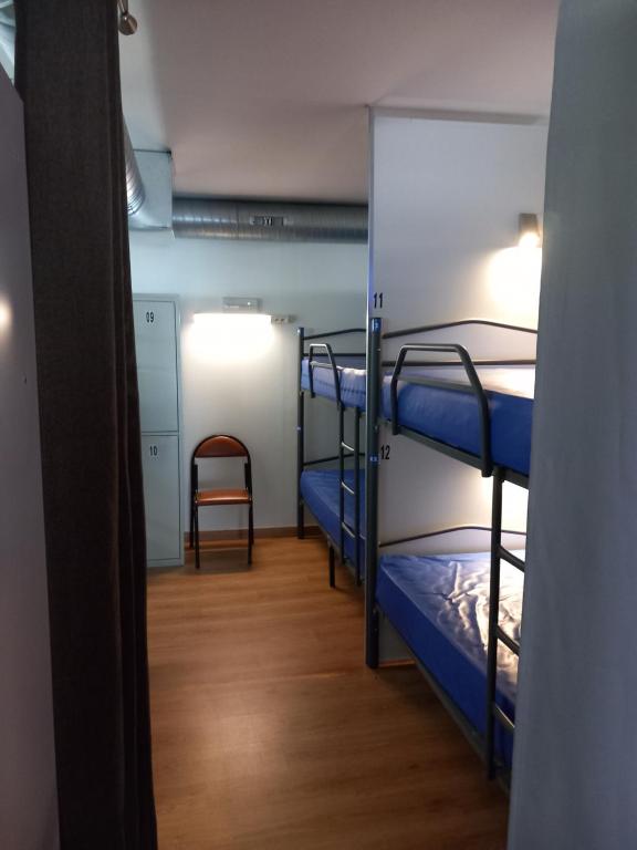 un pasillo con 2 literas en una habitación en Albergue Monterrey, en Santiago de Compostela