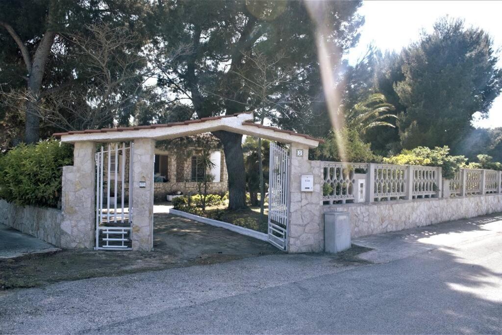 um portão para uma casa com uma cerca em VILLA A CAMPOMARINO em Campomarino