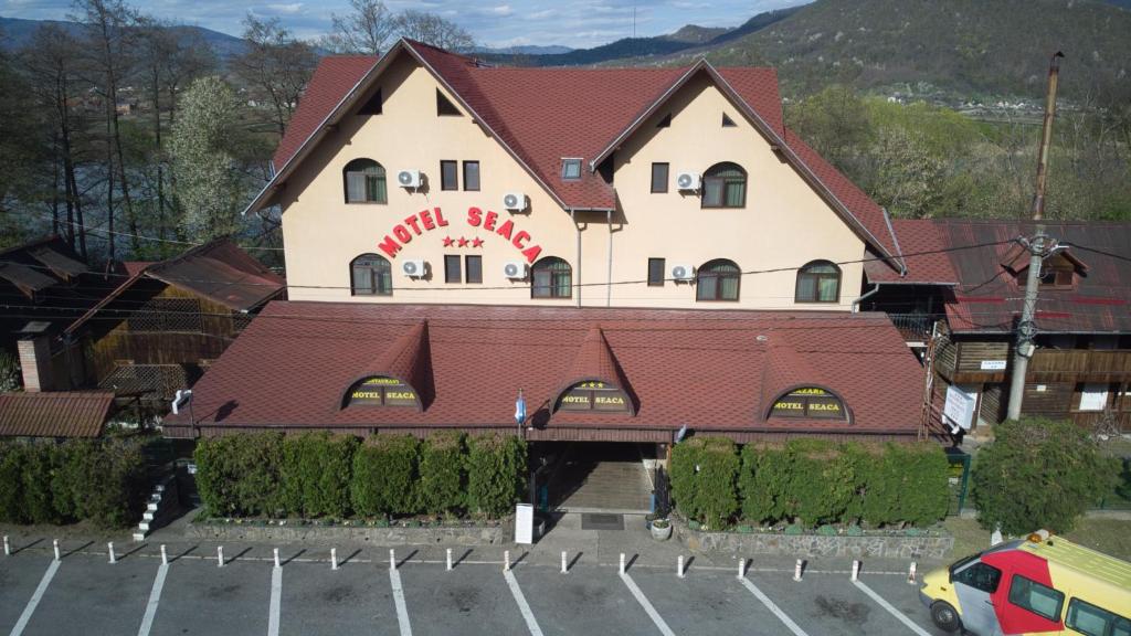 Nespecifikovaný výhled na hory nebo výhled na hory při pohledu z motelu