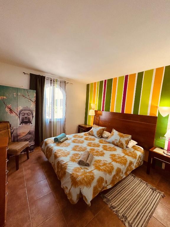 Postel nebo postele na pokoji v ubytování The Colors House, 639 Private Apartment
