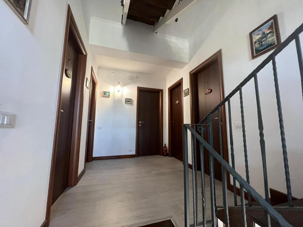 um corredor de uma casa com uma escada e uma porta em B&b filì Al casale 1121 em Roma