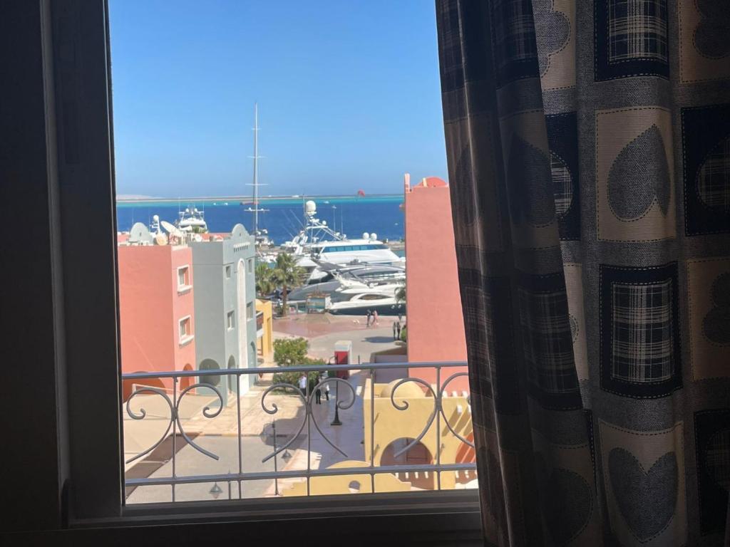 Hurghada's Marina view في الغردقة: اطلالة على المارينا من نافذة غرفة الفندق