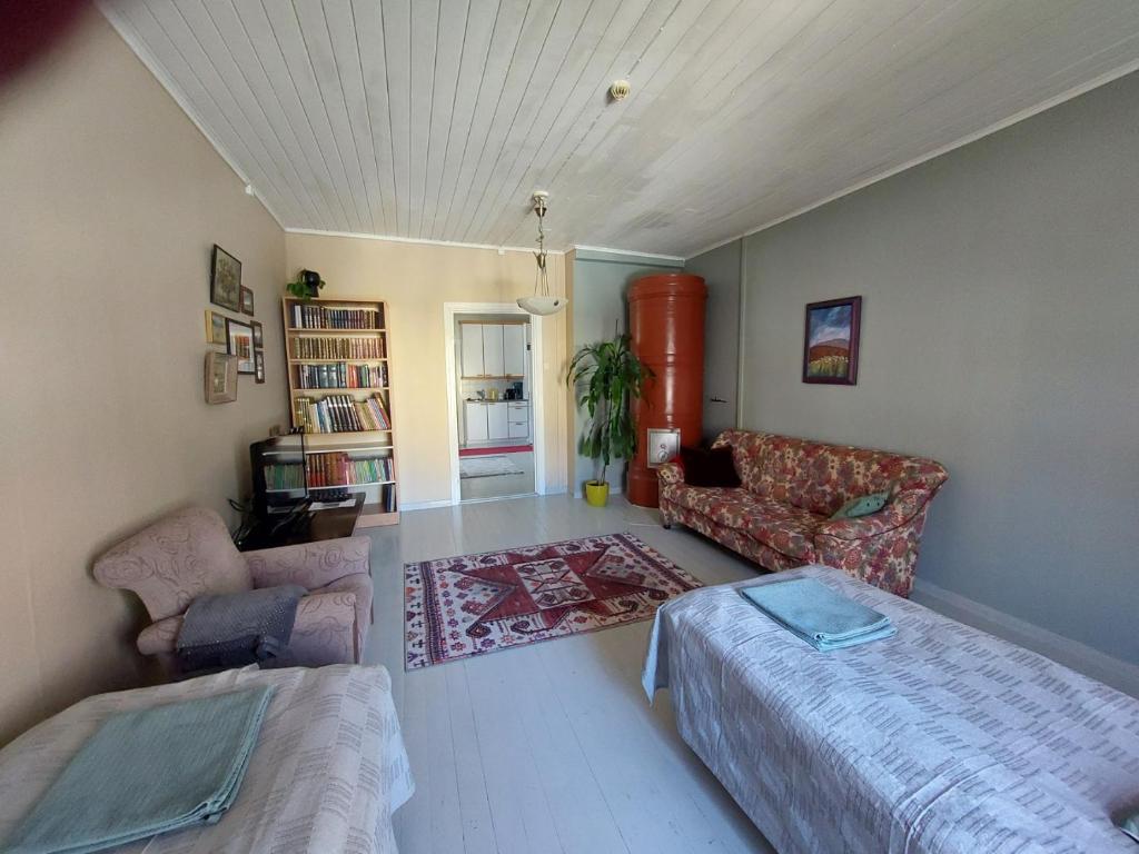 瓦爾考斯的住宿－Residenssi Tuuli，客厅配有床和沙发