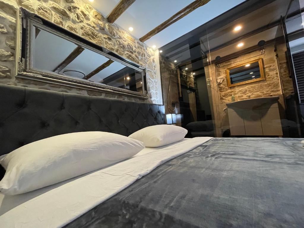 sypialnia z dużym łóżkiem z białymi poduszkami w obiekcie Tequila Apartments w mieście Zadar