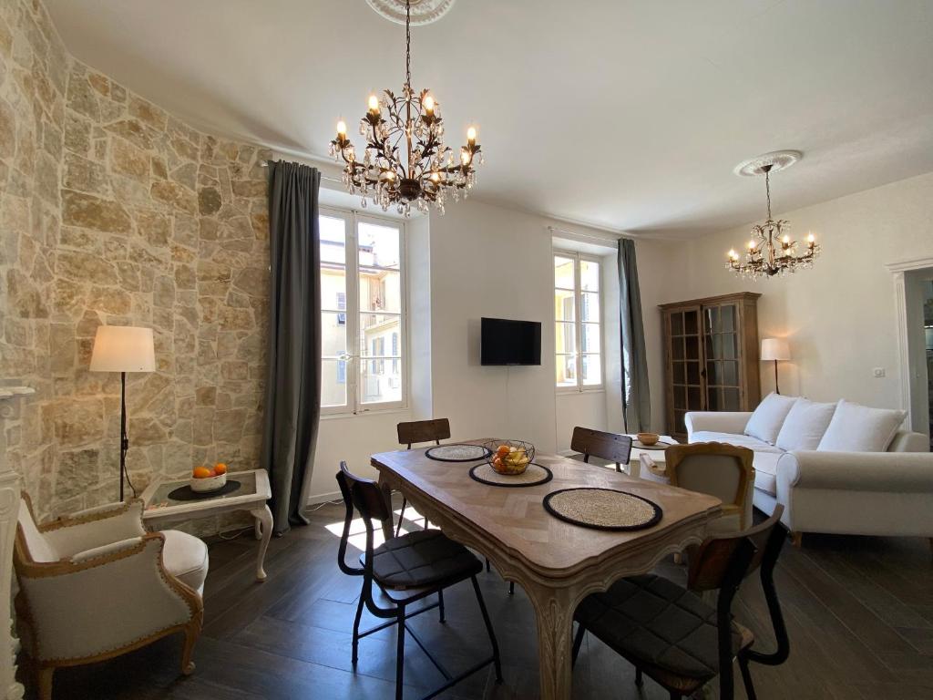 un salon avec une table et un canapé dans l'établissement HEART OF OLD TOWN - BEACH 150m & PALAIS DES FESTIVALS 600m, à Cannes