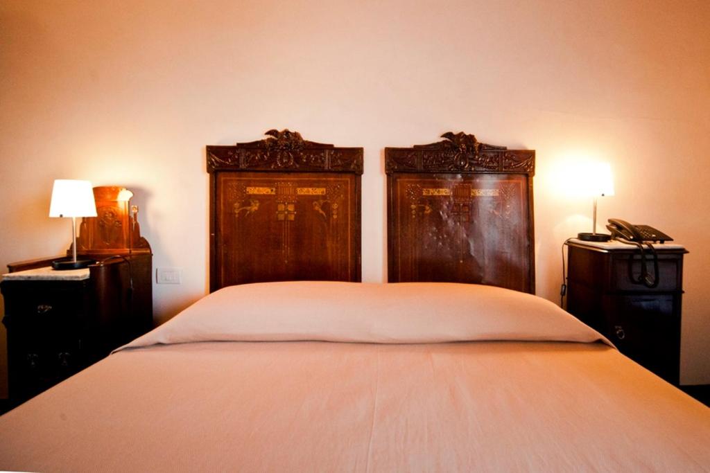 Postel nebo postele na pokoji v ubytování Hotel Dell'Orologio