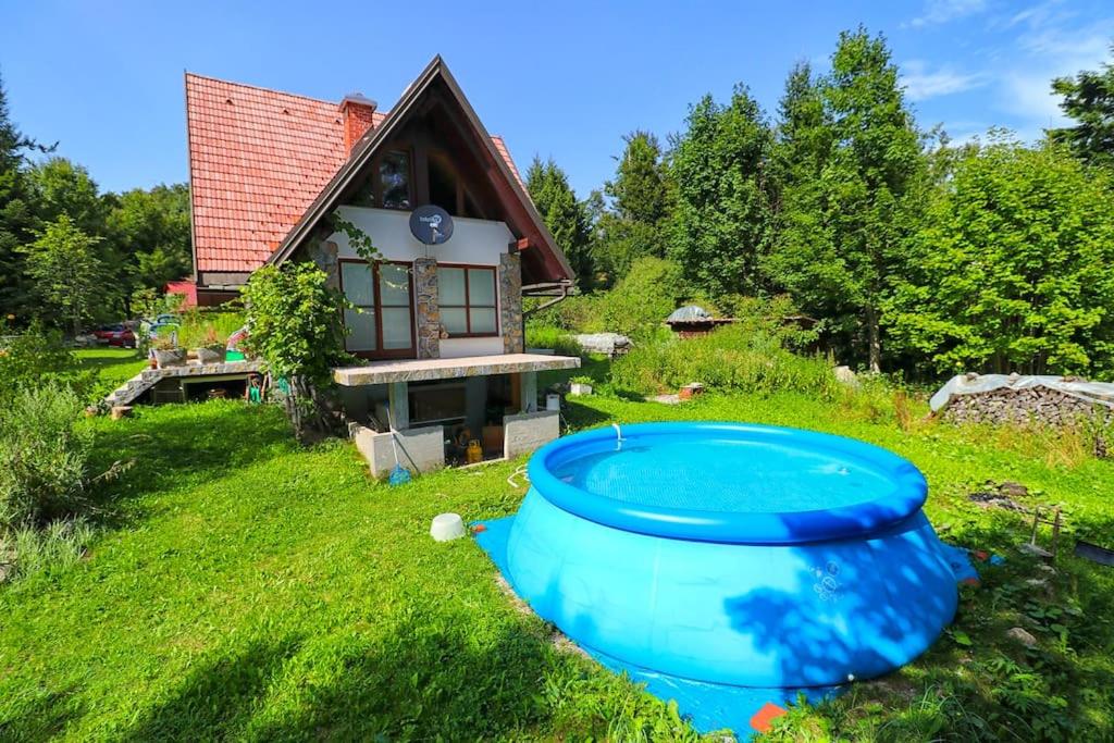 uma grande banheira azul no quintal de uma casa em Sanjska Hiša Vojsko em Idrija