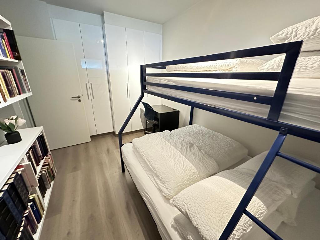 Postel nebo postele na pokoji v ubytování Modern 2 bedroom apartment in Kópavogur