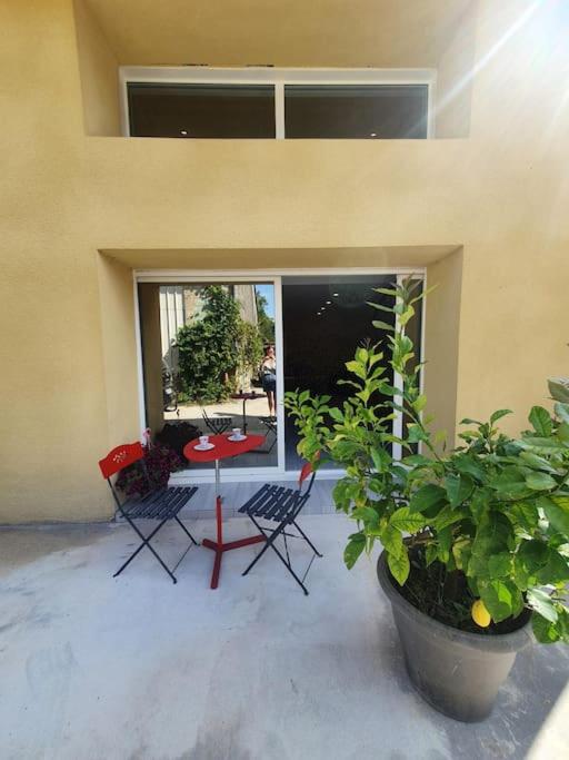 Zdjęcie z galerii obiektu Superbe appartement avec jacuzzi et jardin privés w mieście Lamarque