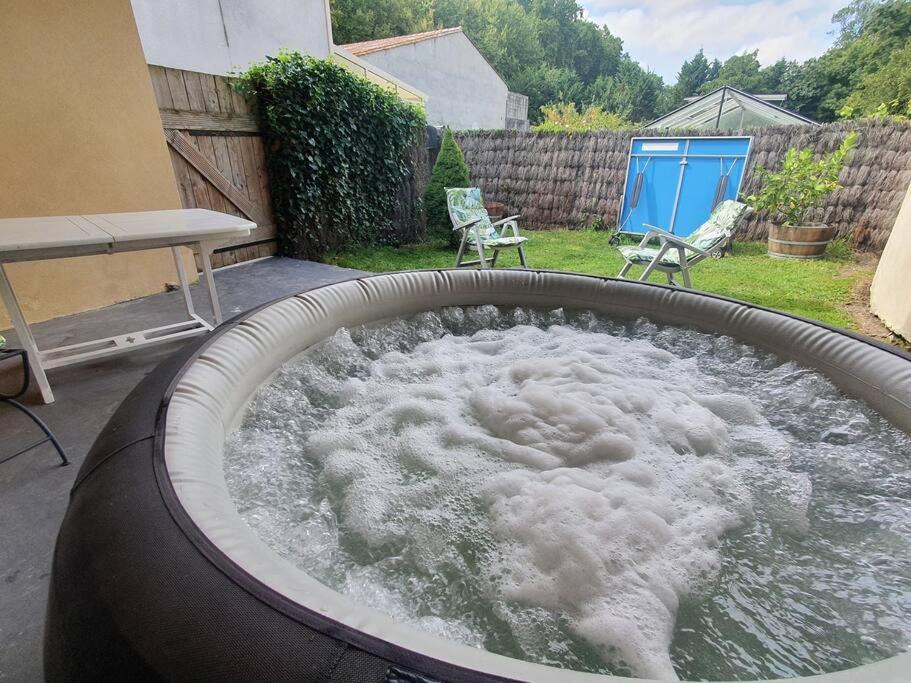 Zdjęcie z galerii obiektu Superbe appartement avec jacuzzi et jardin privés w mieście Lamarque